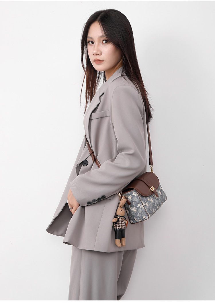 Túi đeo chéo nữ vải canvas nhỏ gọn phong cách cao cấp thu đông — Cà phê với màu xanh để tặng đồ trang trí thỏ chi tiết 11