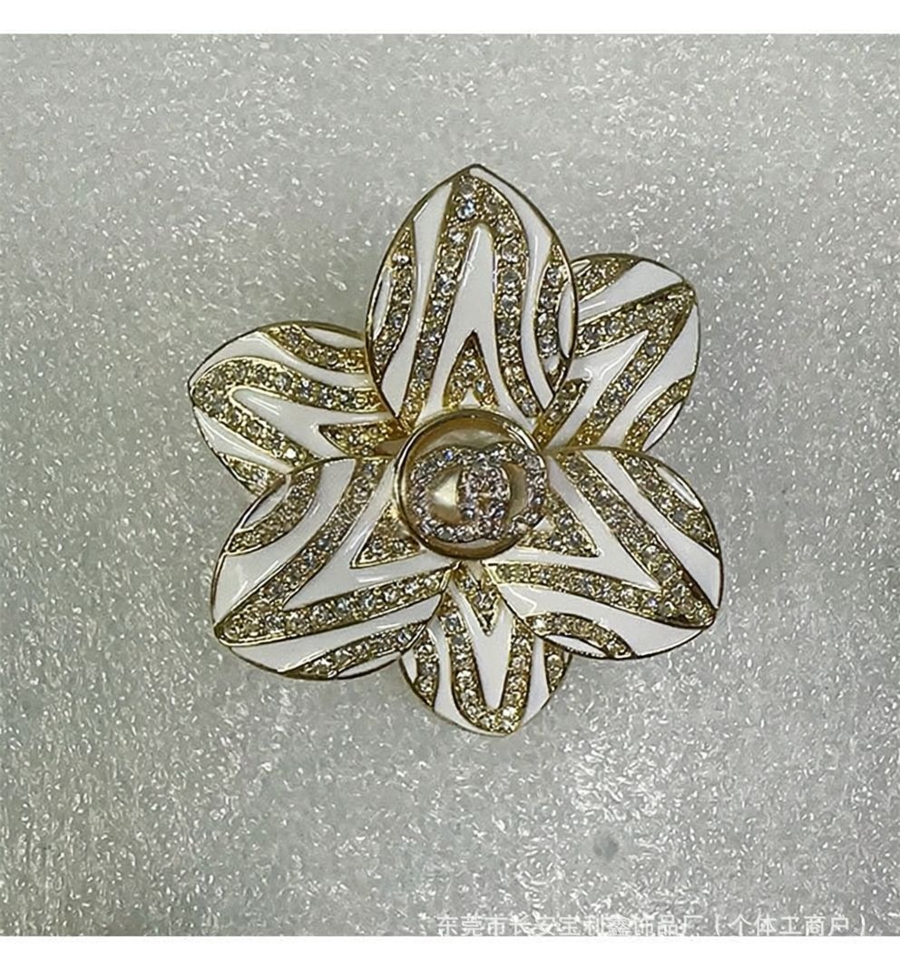 Cross-border Chanel-style brooch with a high-end, light-luxury feel, black and white enamel, rhinestones, three-dimensional petal flower brooch, wholesale from manufacturer