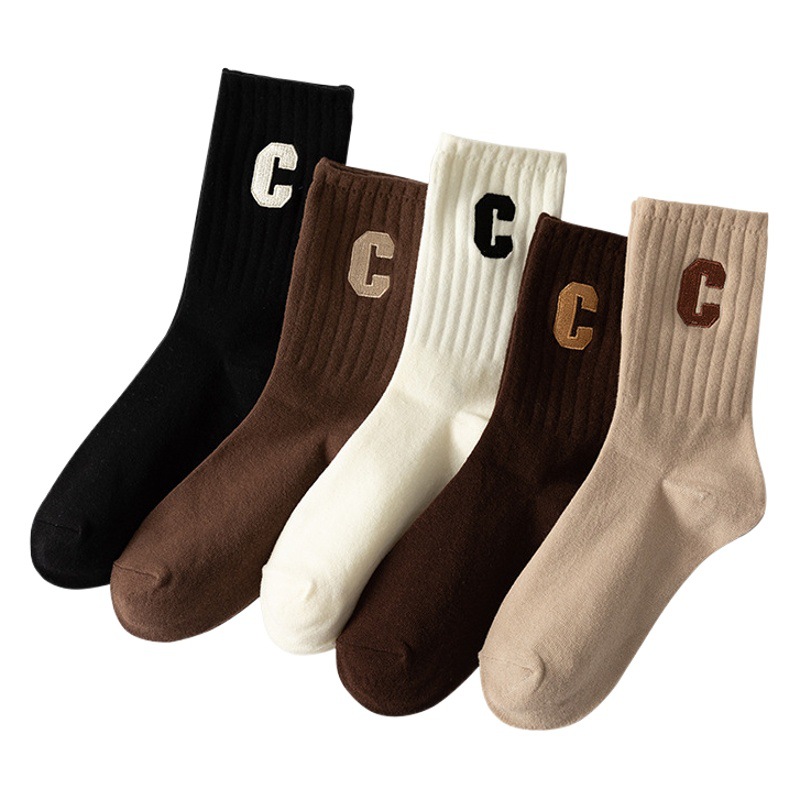 Bordado de letras grande C calcetines de algodón peinado a media pierna de las mujeres Otoño e Invierno de moda a rayas largas calcetines de mujer de color sólido algodón al por mayor