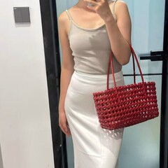 現品の透かし彫りの編み物は流行しています。