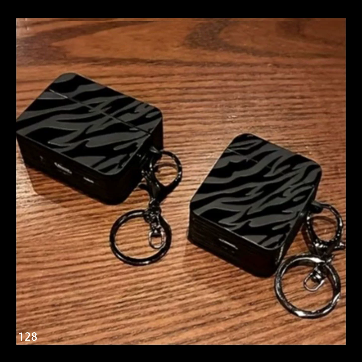Защитный чехол (Apple) AirPods 1/2/3/Pro/Pro2/4 — квадратный с карабином, компактный 5×5,5×2,8 см