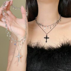 暗黒の甘いクールなデザイン感には、ダイヤモンドのクロスペンダントのネックレスを入れています。