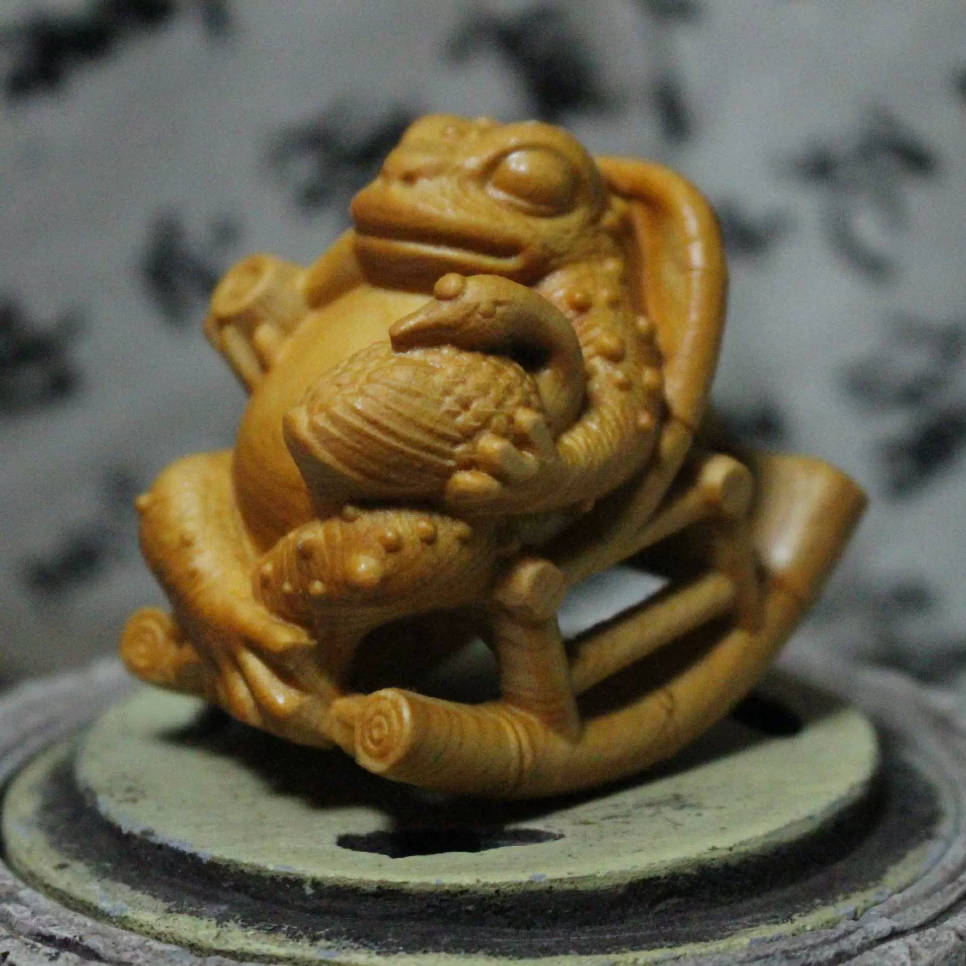 崖柏木雕梦想成真自在摇椅癞蟾蜍抱天鹅人生赢家手把件文玩摆件