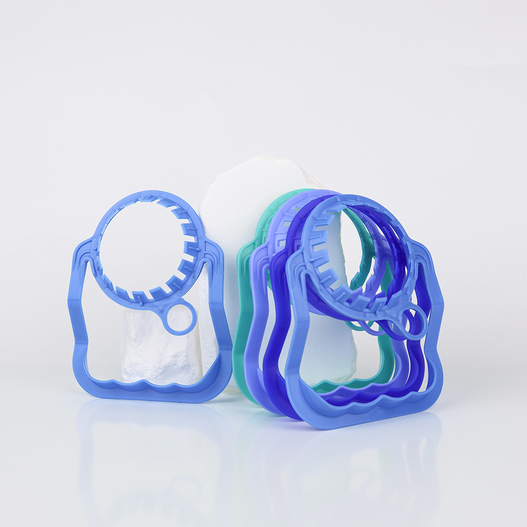 Fábrica de fuente al por mayor 55 calibre botella de bebidas PE mango de plástico mango botella de agua potable desechable