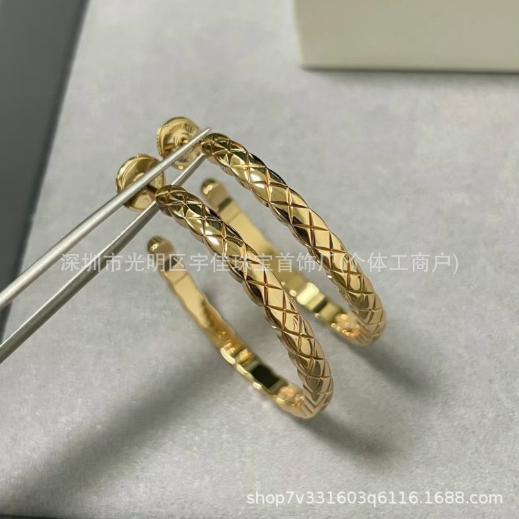 シャネル風菱形イヤリング、925スターリングシルバーに18Kゴールドメッキ、菱形模様のイヤリング、ファッショナブルで高級感のあるイヤリング、メーカー直販。