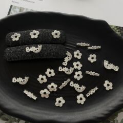 人気のかわいいクリエイティブな笑顔の花文字明るい銀合金パッチ diy ヘアピン帽子靴バッグジュエリーアクセサリー