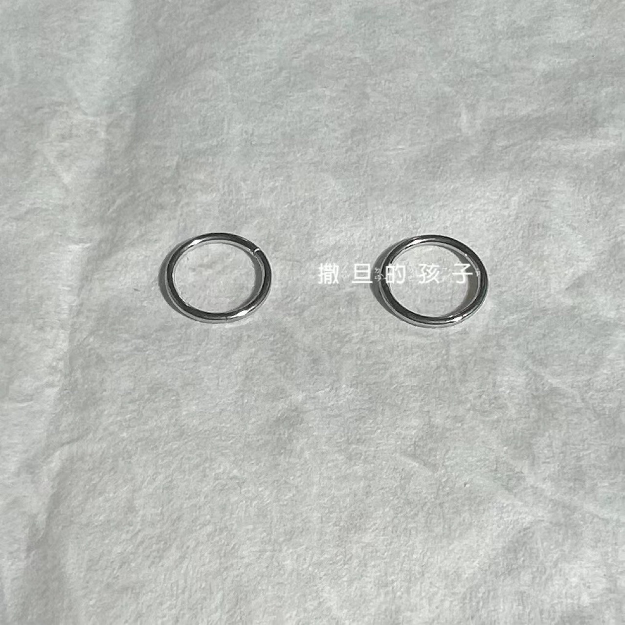 16G labret stud size and finish detail