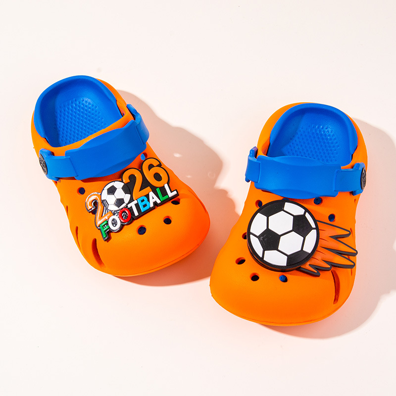 Zapatillas infantiles bonitas de fútbol para niños pequeños en el interior zapatillas frescas para jugar dos zapatos de verano