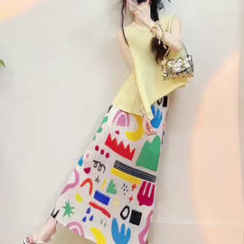 复古洋气穿搭一整套三宅夏季荧光黄无袖上衣彩色拼色半裙褶皱套装