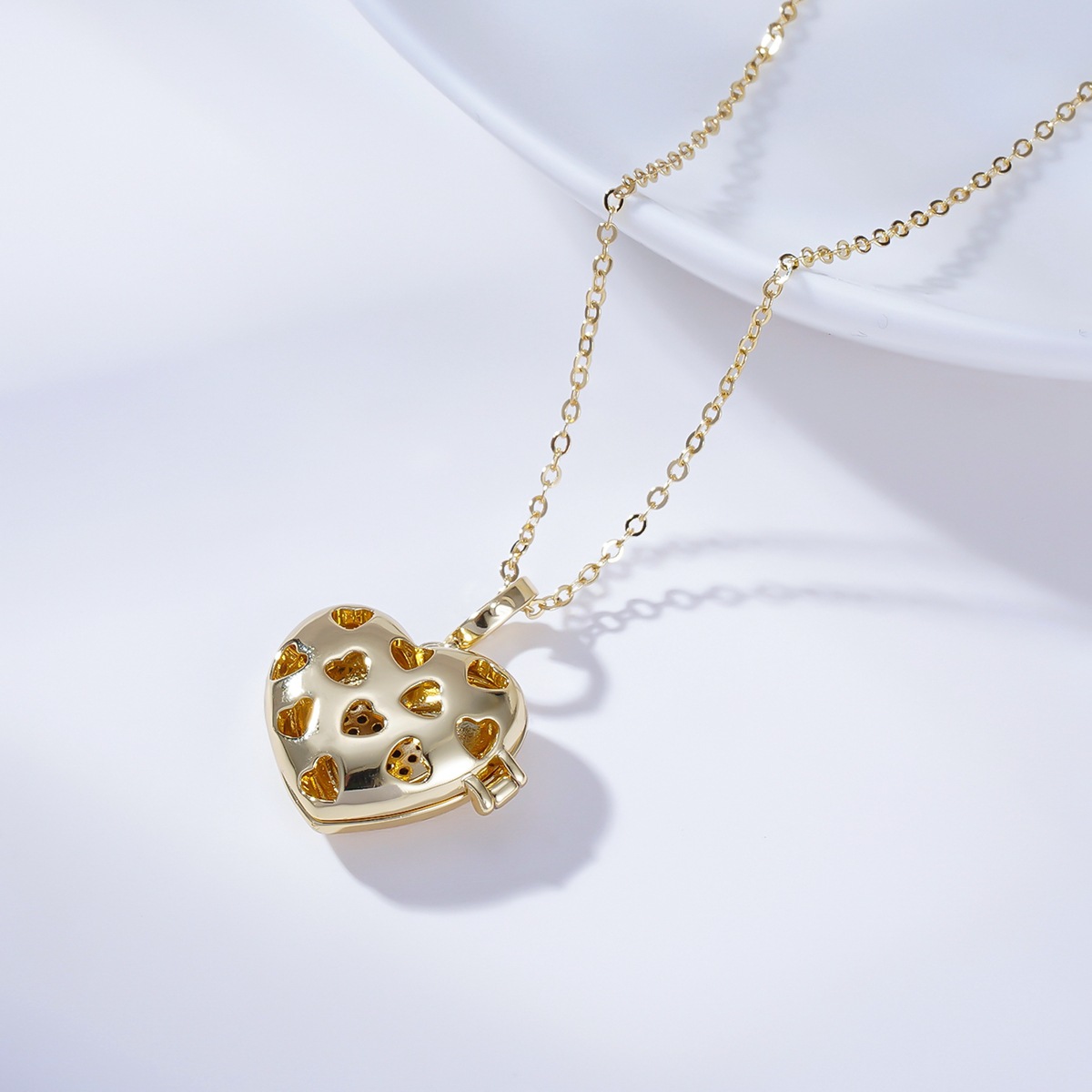 fashion copper gold-plated hollow heart-shaped openable pendent necklace