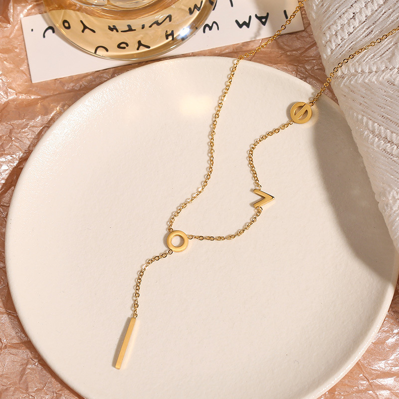 [collar de acero de titanio dorado + acero] collar de amor de nicho con cadena de clavícula avanzada en la moda de lujo ligero femenino