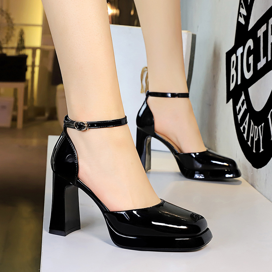 7721-K103 Korean Style Square Toe Hollow One-Word Buckle High Sandals For Women Waterproof Platform Chunky Heel Patent_voghion.com