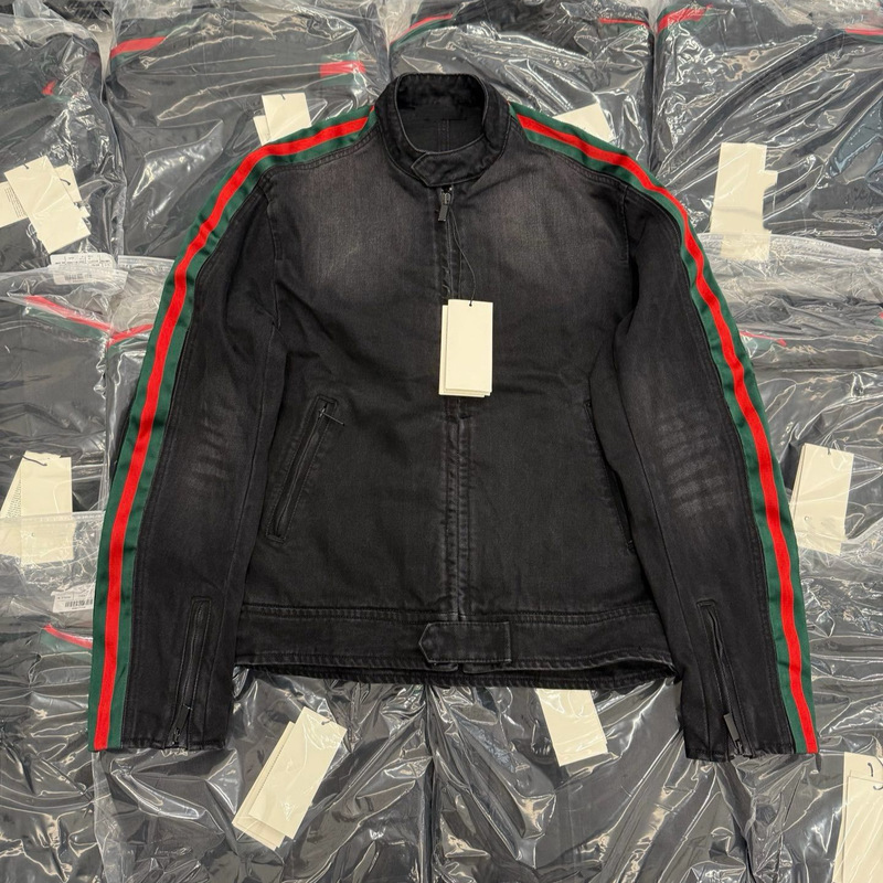 Men's black denim jacket with red and green striped patchwork, stand-up collar, zipper closure, spring and autumn fashion casual top Men's black denim jacket with red and green striped patchwork, stand-up collar, zipper closure, spring and autumn fashion casual top