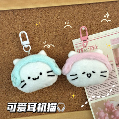 かわいいイヤホンの公仔の猫のキーホルダーの漫画はぬいぐるみの赤い本を癒します。