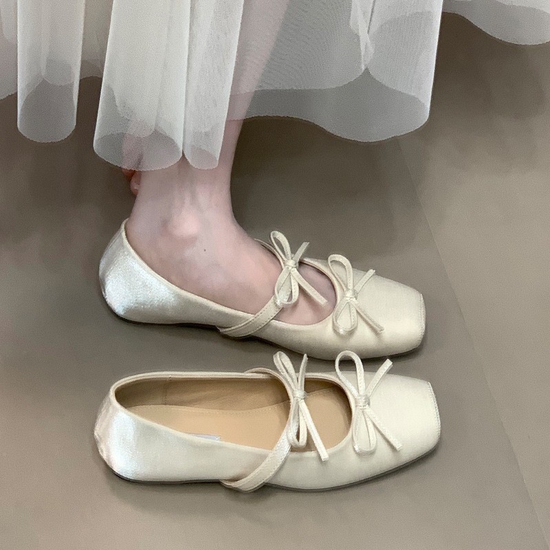 Ballet shoes with bow with hidden heel