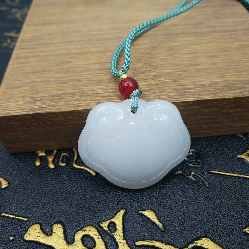Anti-Yuxiang Cloud Lock Pendant Green Chalcedony Necklace Men's and Women's White Jade Ruyi Lock Pendant Live Drainage Supply Wholesale