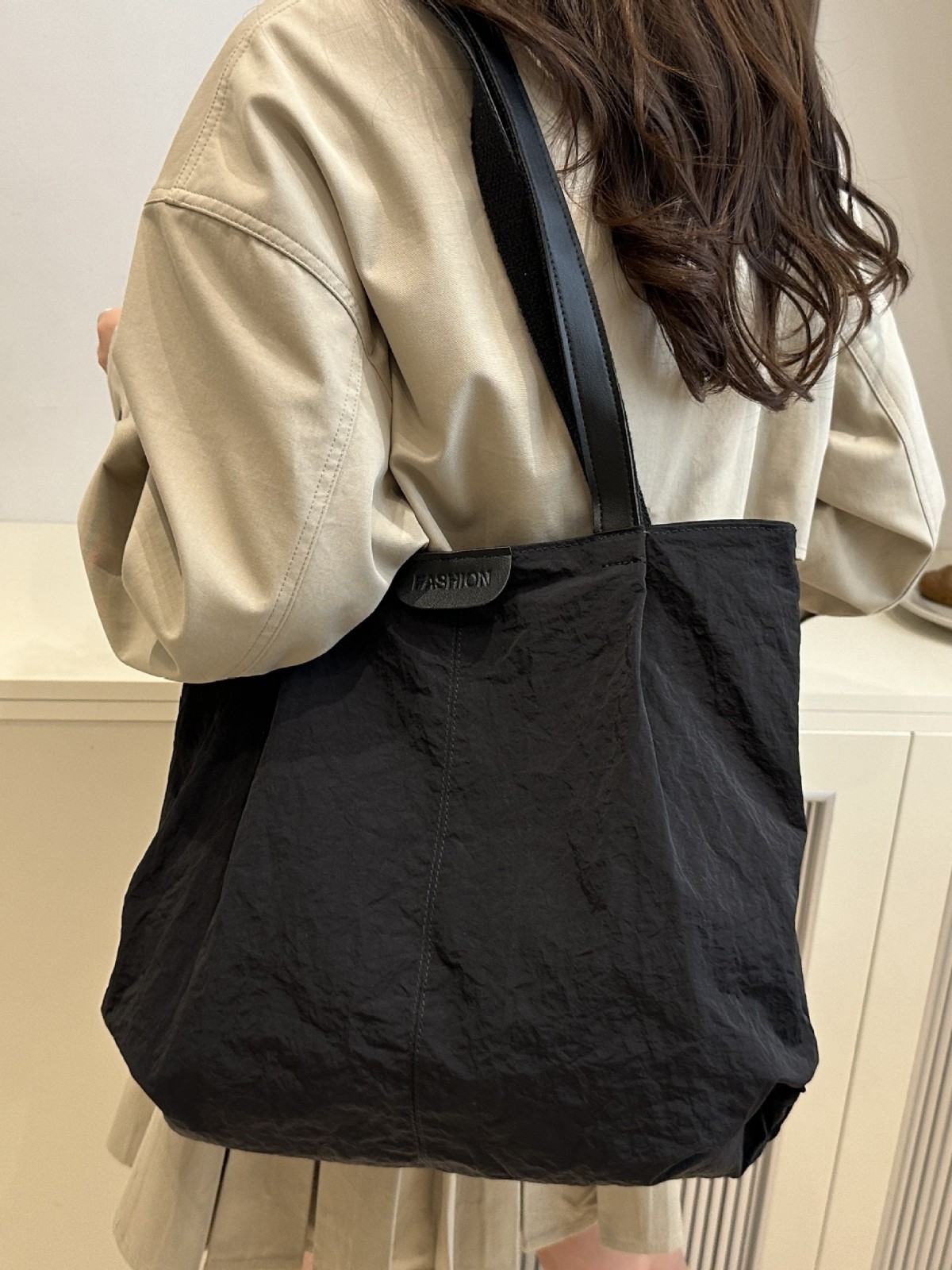Solid color capacious shoulder bag