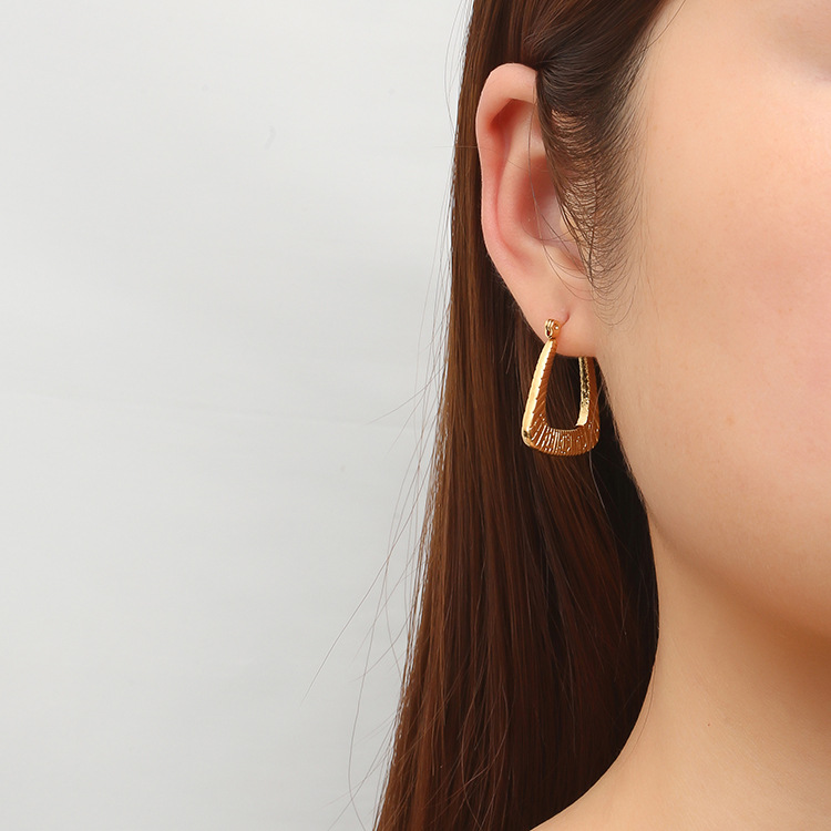 Transfronterizo europeo y americano de moda geométrica triángulo de acero inoxidable pendientes simple luz de lujo 18K color que conserva los pendientes elegantes de las mujeres