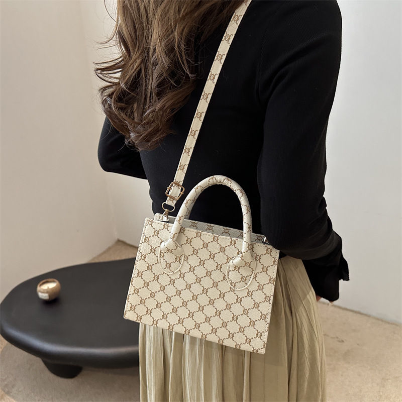 Bolso de diseño de nicho de alto nivel para mujeres 2024 nueva moda versátil bolso de hombro portátil cuadrado pequeño