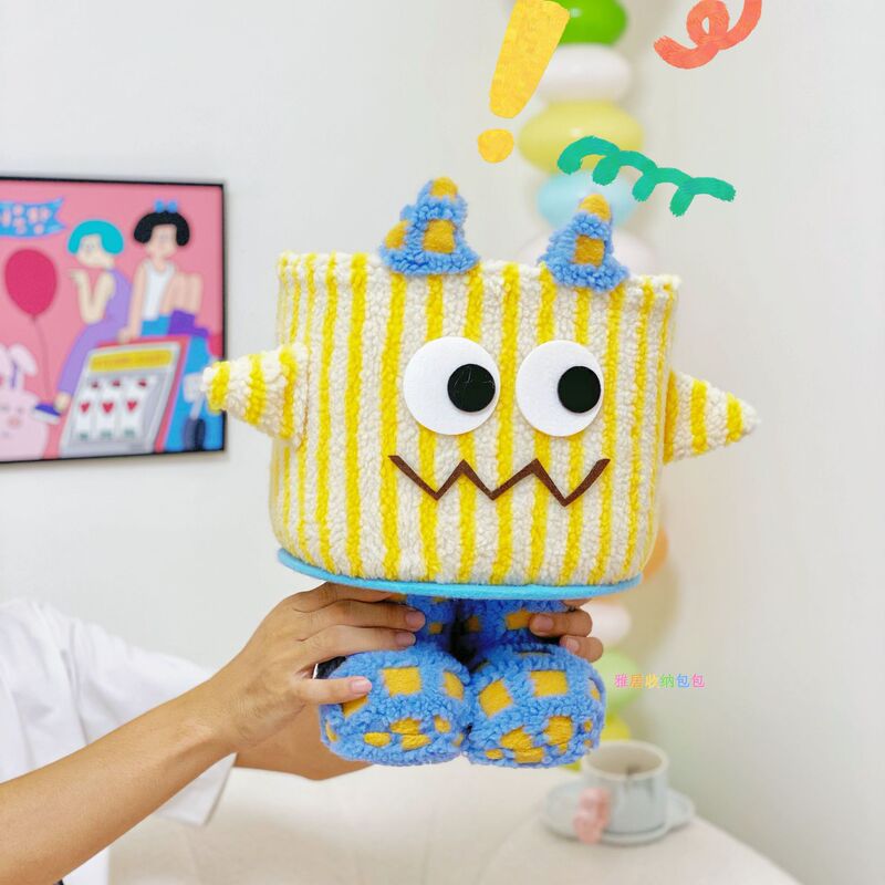 小怪獣は子羊の毛の綿の紐を収納してかごを整理します。|undefined