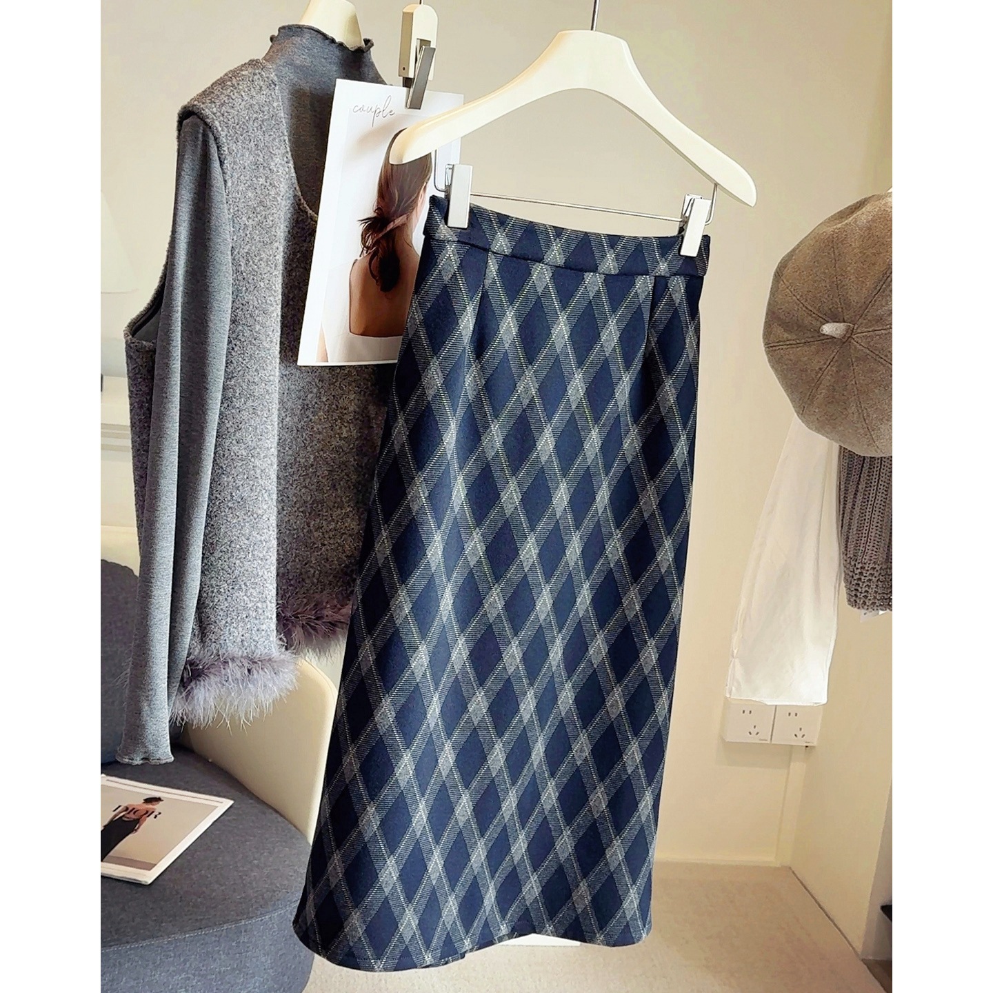 秋冬咖色格纹毛呢半身裙女中长款2025新款a字加绒加厚包臀直筒裙