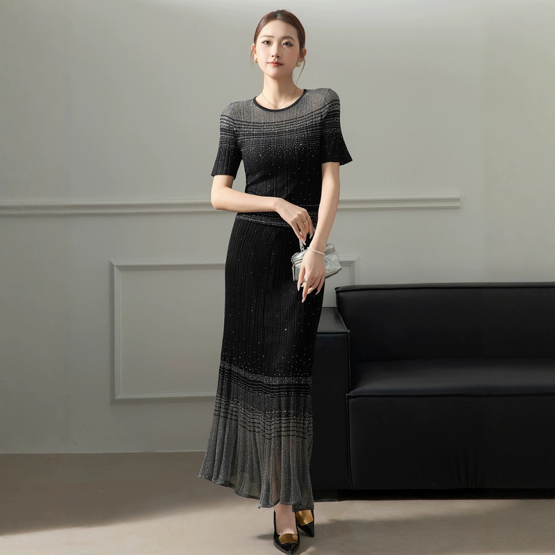 Designer Outfit: a Complete Knitted Suit for Women, New Summer 2026 Style, Beautiful Skirt Set with Rhinestones, Two-Piece Set Designer Outfit: a Complete Knitted Suit for Women, New Summer 2026 Style, Beautiful Skirt Set with Rhinestones, Two-Piece Set