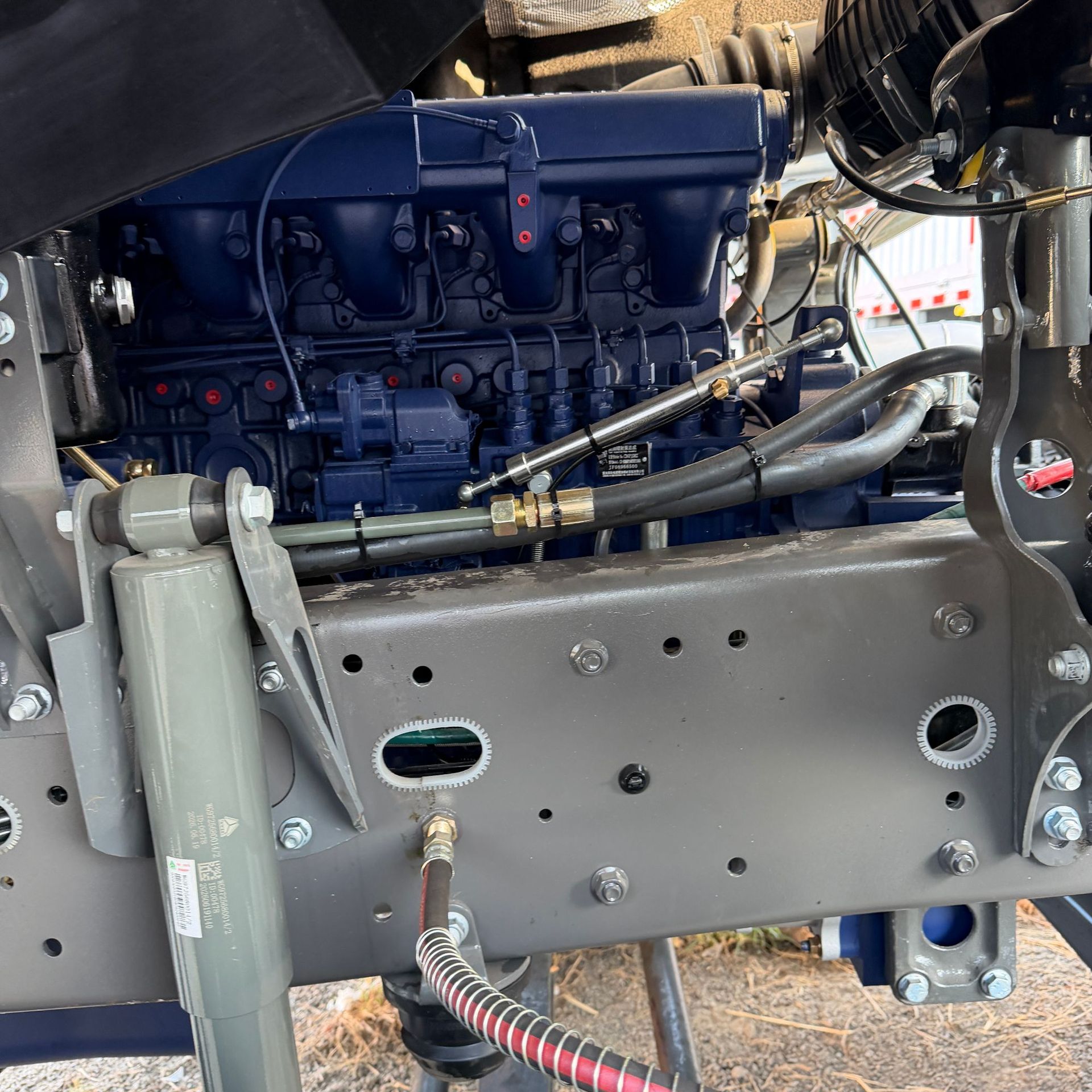 Exporting heavy-duty HOWO TX6X4 tractor head, HOWO tractor, semi-trailer, 440 horsepower towing unit