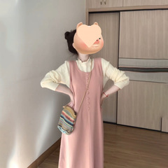 早春のセットは優しい風で、ゆったりとした長いピンクのベストワンピースを着ています。