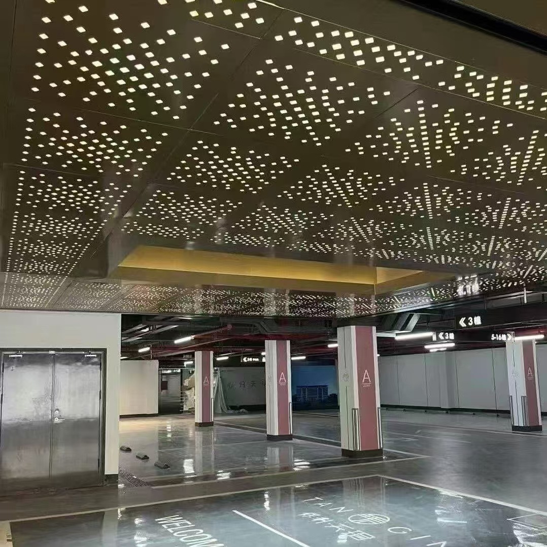 Panel de aluminio perforado para muro cortina, panel de aluminio perforado, panel de aluminio con acabado de madera perforada, marco de puerta, pared exterior, panel decorativo de aluminio con revestimiento de fluorocarbono.