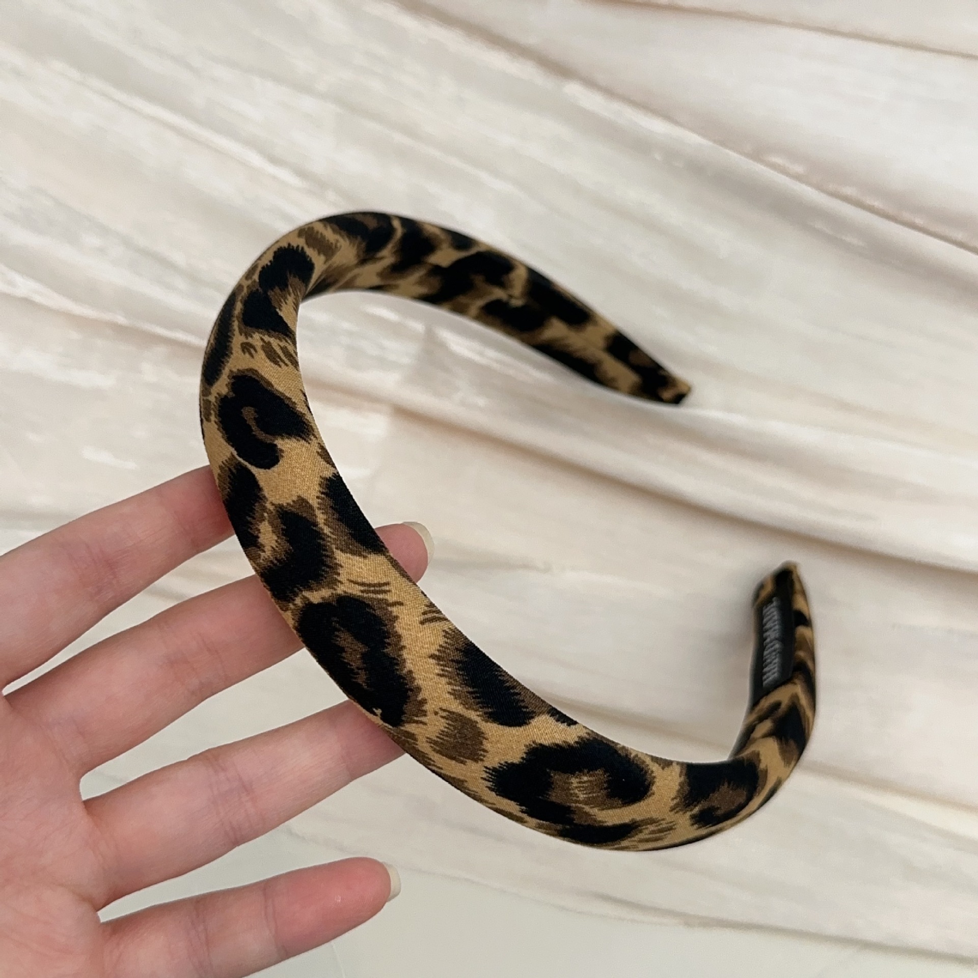 Bandeau imprimé léopard et chouchou pour coiffures élégantes_voghion.com