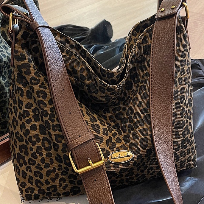 High-End Leopard Print Canvas Large Bag for Women 2026 New Winter Fashion Versatile Crossbody Bag Commuter Shoulder Bag