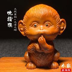 天然太行崖柏木雕吃手小萌猴手把件十二生肖猴子呆萌可爱装饰摆件