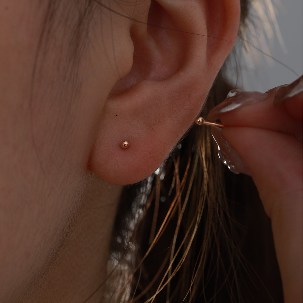 Joyería Xuping pendientes dorados, pernos de orejas de bolas brillantes, mini pernos de orejas coreanos al por mayor para mujeres