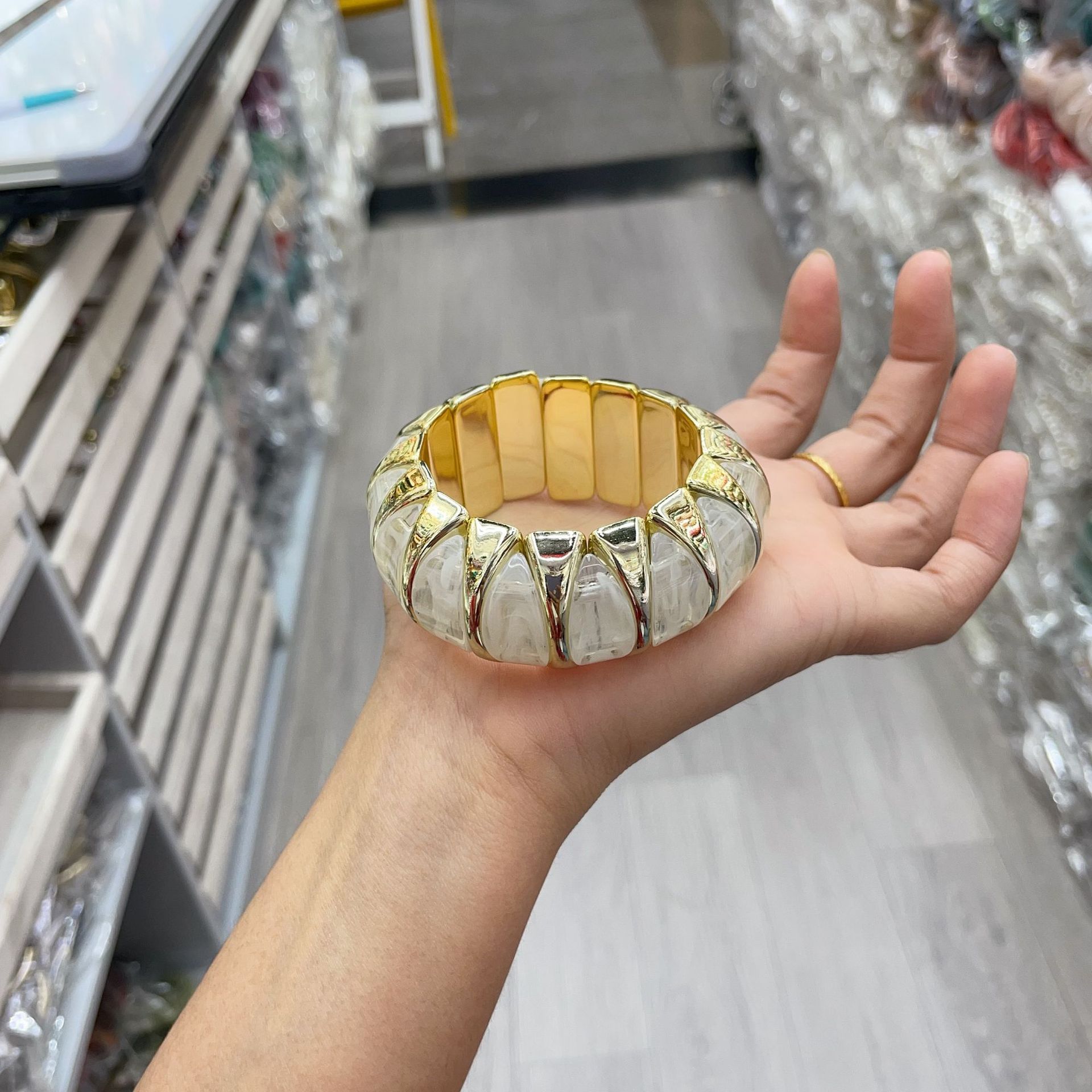 67g Weight Bangle Classification Arylic Chain Material 1 Piece Quantity Holiday, Street Occasion Acrylic Material Geometric Pattern All Seasons Season Women's Gender Retro, Exaggerated Style Retro Exaggerated Geometric Acrylic Bangles Wholesale 6