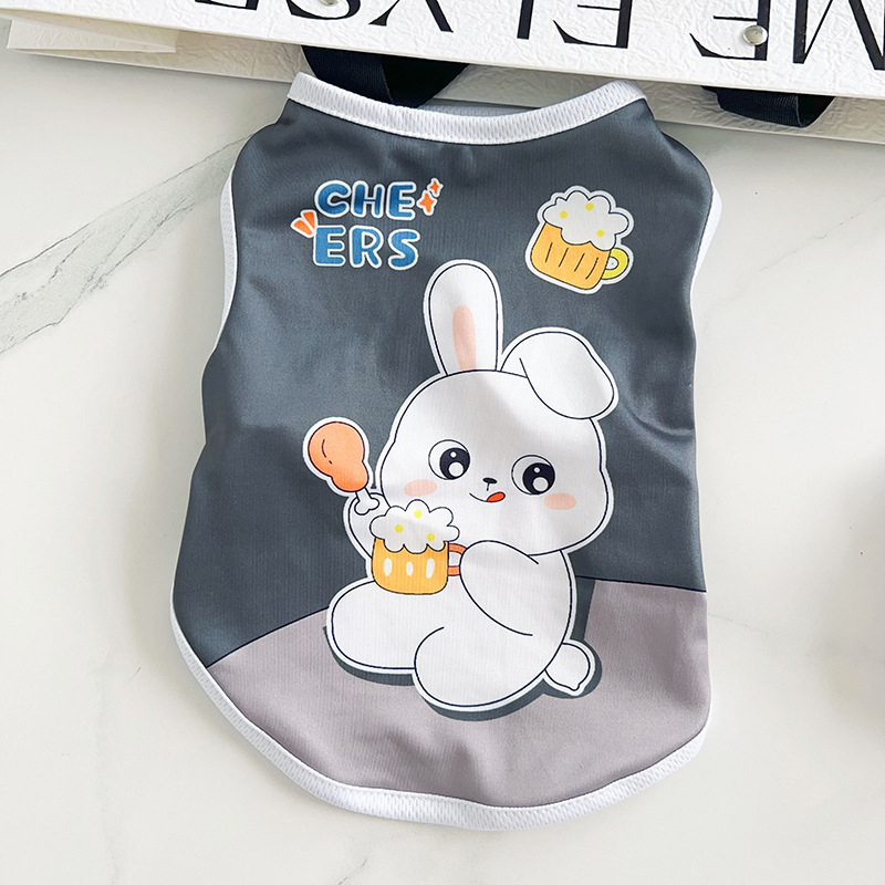 회색 귀여운 토끼가 마시고 있다