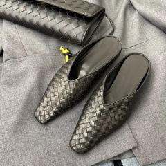 金色の編み上げミュラー靴の女性サンダル夏の新しいトップ層牛革の四角い頭と外にファッションの女性スリッパを着る