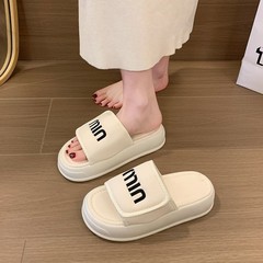 トレンディで快適なレタースリッパ 2025 新しい屋内外サンダルトレンディでファッショナブルな女性の厚底スリッパ