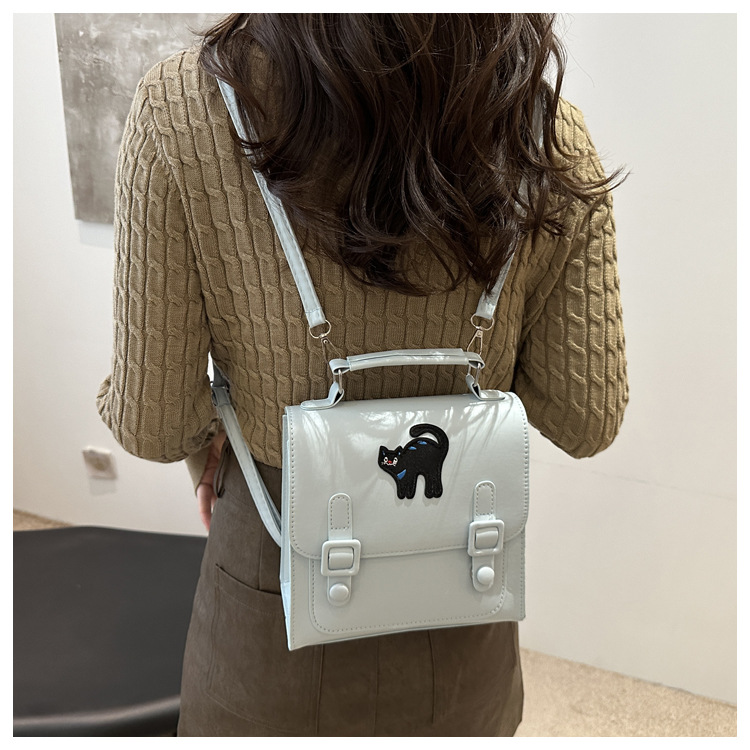 This is a new retro commuting backpack for the autumn of 2024, featuring a casual color contrast and a niche design. It is a small square single-shoulder hand-carry bag undefined
