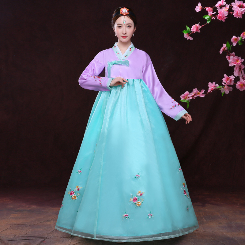 보라색 옷 + 연두색 스커트 (자수 스타일)