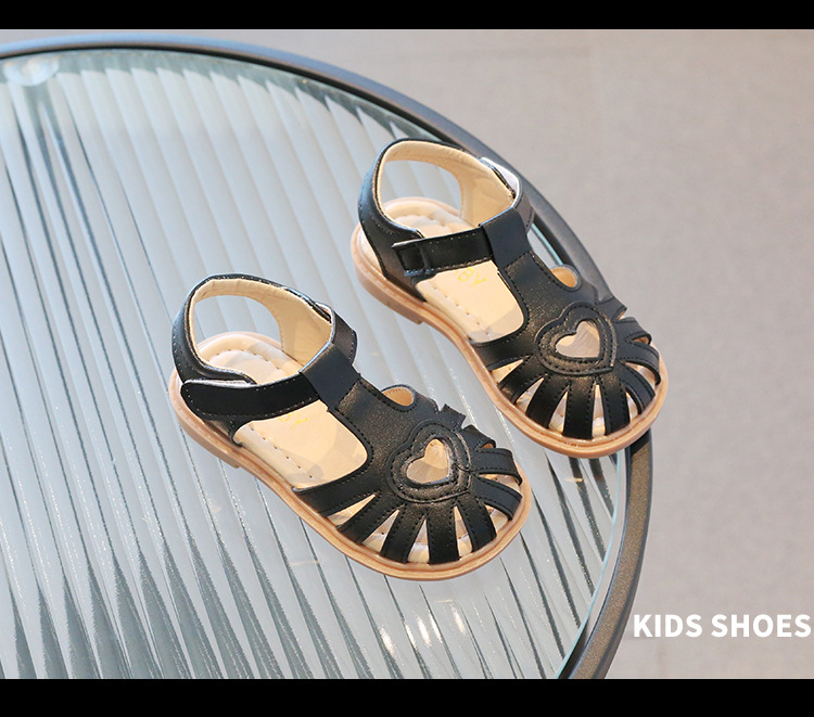 Sandali da ragazza di nuovo stile in piccola pelle traspirante scavata nella versione coreana, scarpe per bambini con suola morbida, estive_voghion.com