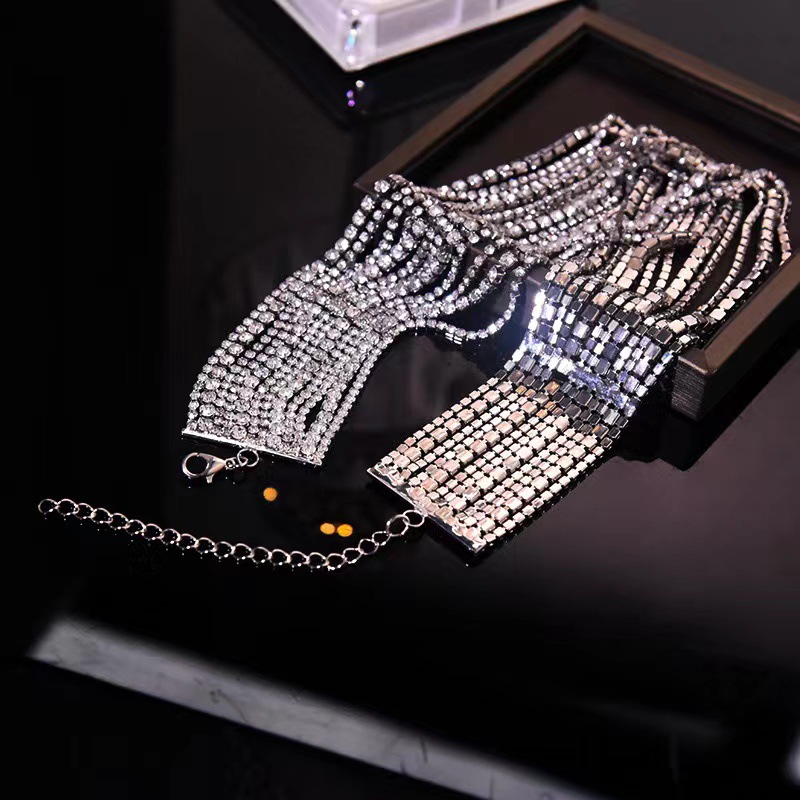 Luxuriöses Statement Collier Mit Vollbesatz Aus Kristallen_voghion.com