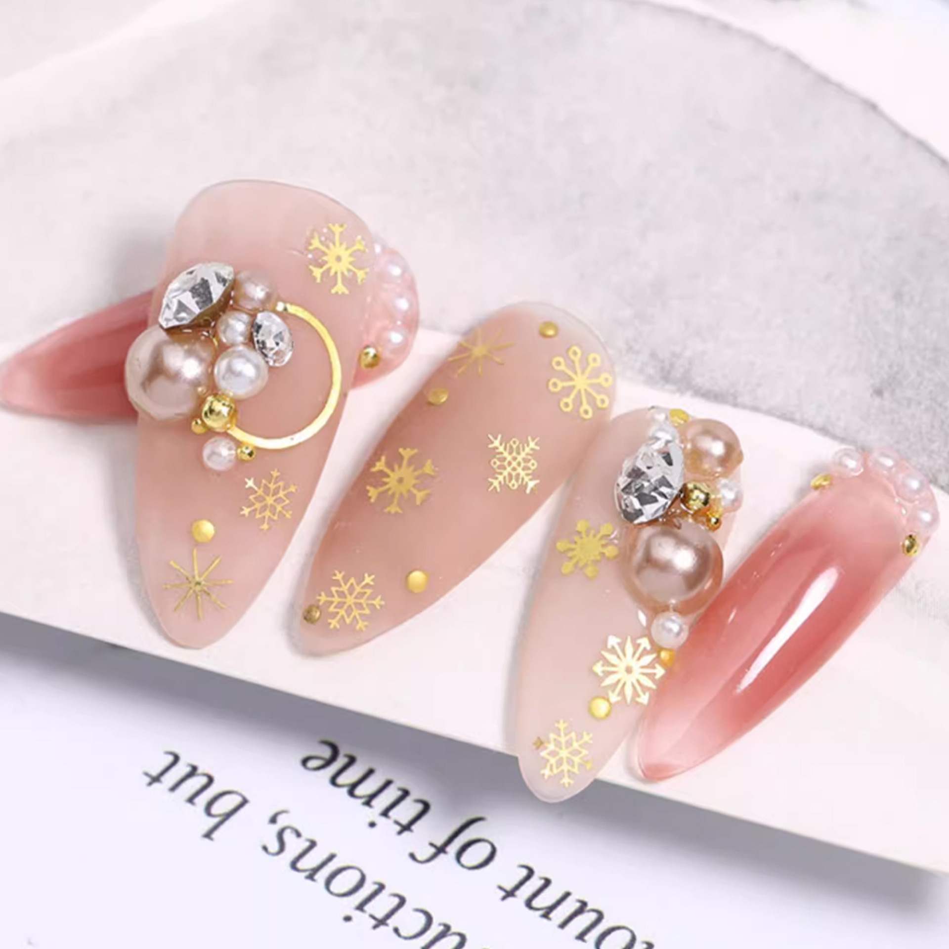 Joyas de uñas japonesas Película de computadora de metal hueco Engranaje de hojas de Navidad Super Hoja dorada 100 piezas Mezclado