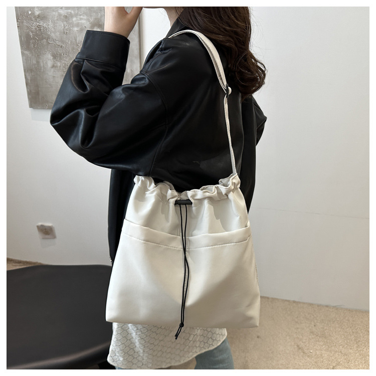The popular autumn and winter bags for women in 2024: large-capacity crossbody bag, Tote commuter bag, single-shoulder bag, soft undefined