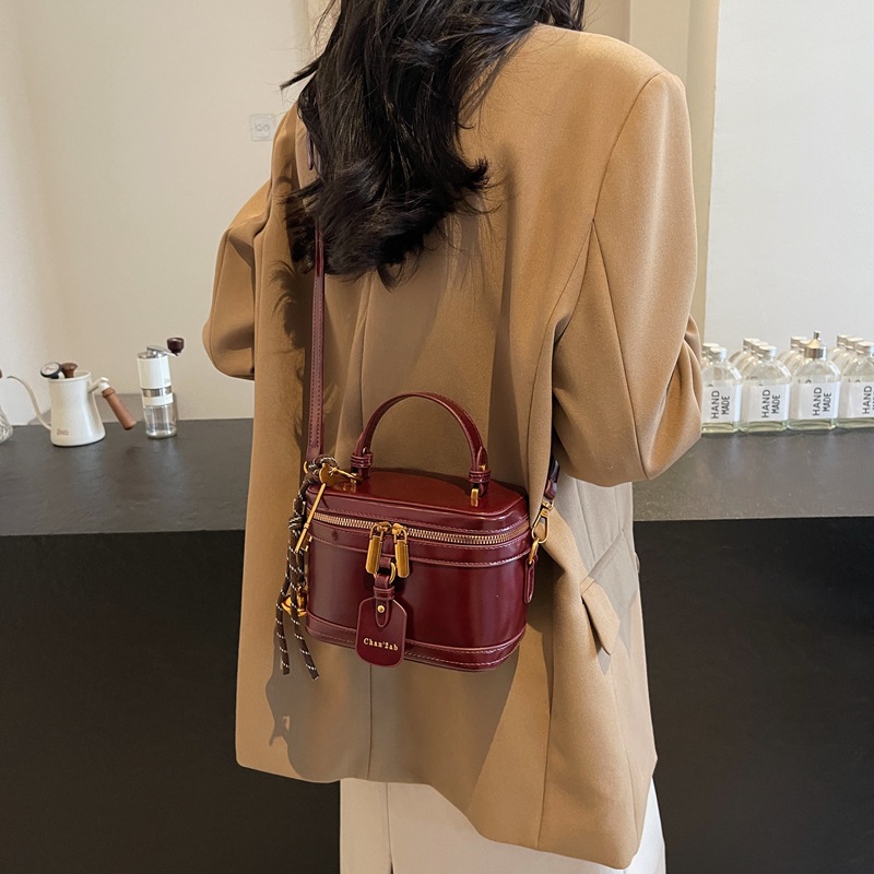 Bagos de mano de fragancia retrógrada para mujeres 2024 nuevo bolso retrógrado de estilo nicho de moda alta textura mochila