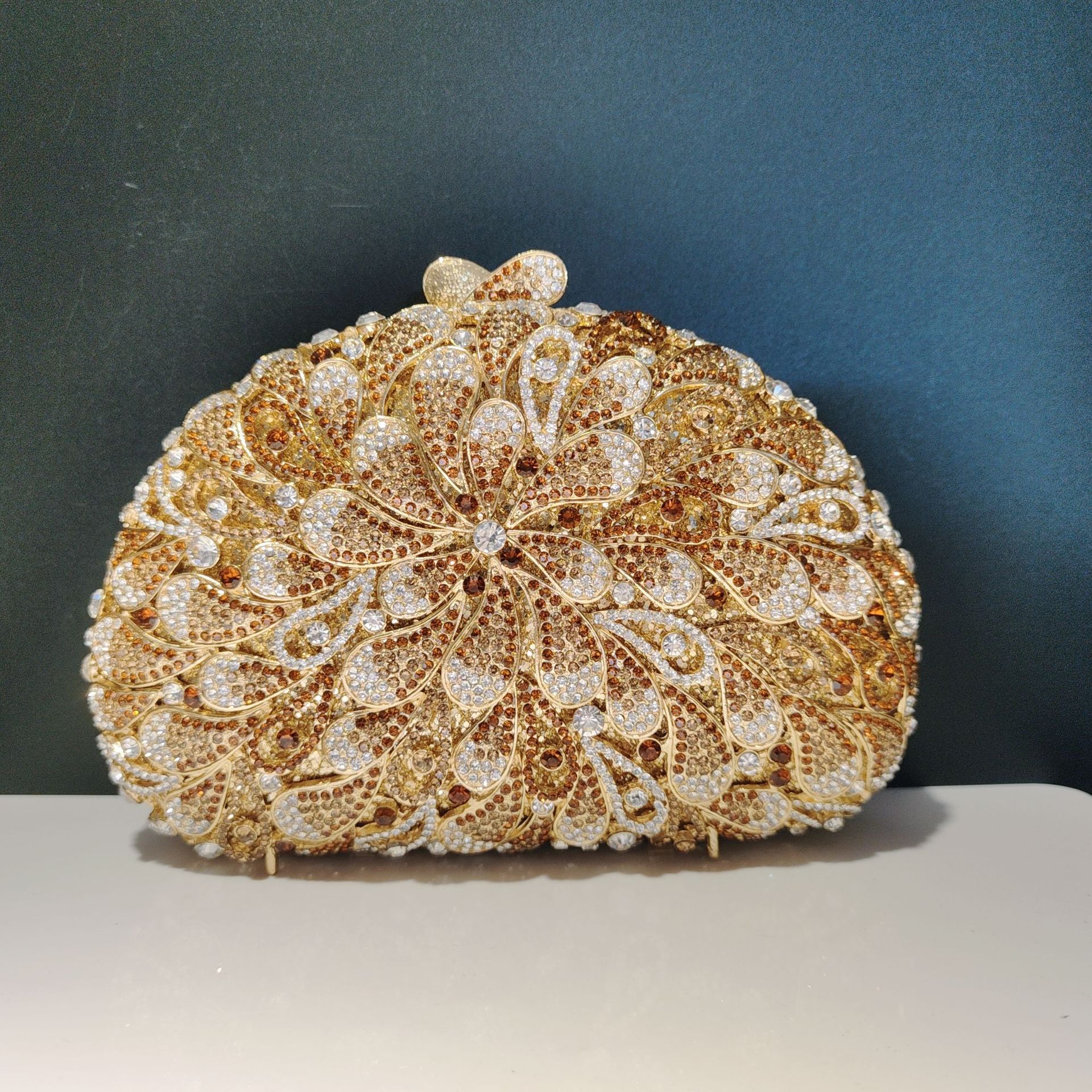 AliExpress bolsas de diamantes de agua de metal hueco bolsas de cena de diamantes vestidos de banquete de damas bolsas de mano de diamantes