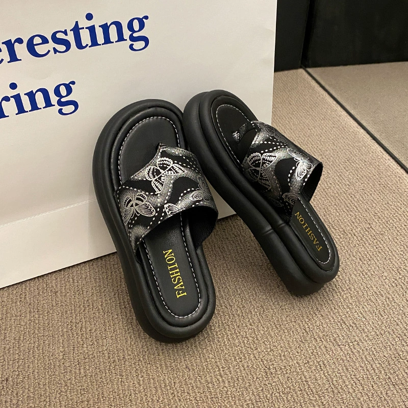 Лето 2025 года, новый стиль, новые сандалии на толстой подошве в национальном стиле для женщин, которые можно носить на улице, универсальные высококачественные пляжные сандалии с вышивкой для женщин.