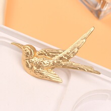 设计感小众法式时尚复古金色燕子胸针奢华感胸花别针配饰现货批发