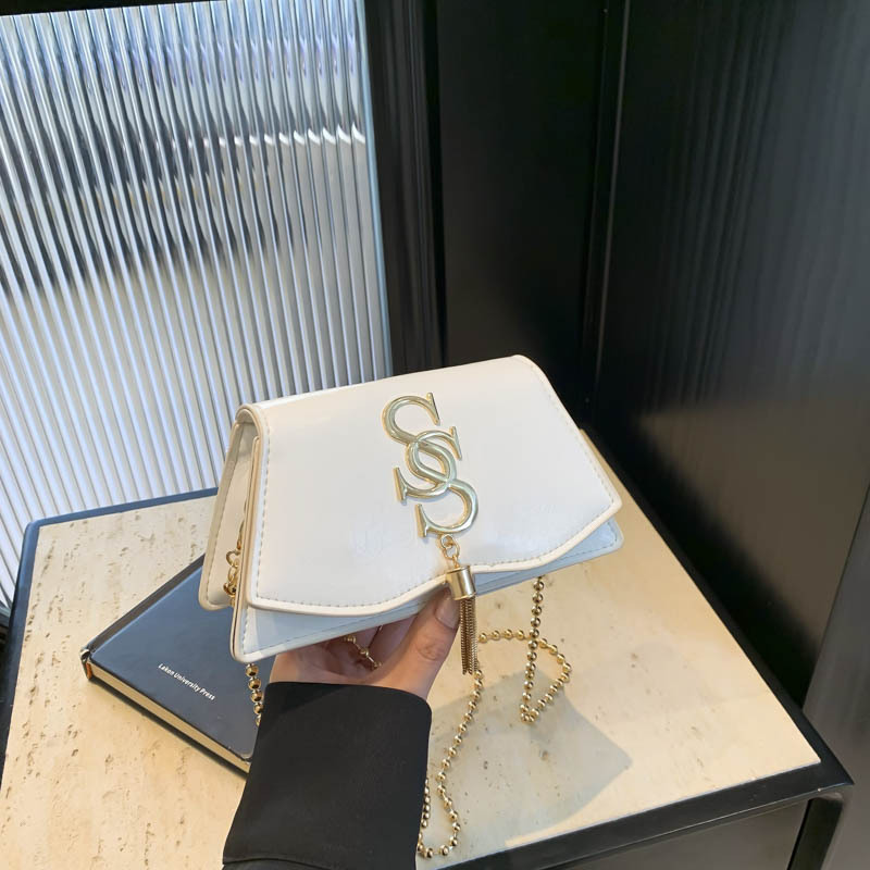 Bolso de tendencia de mujer cadena retro hombro simple letras de moda 2025 primavera nuevo mini mochila bolso pequeño