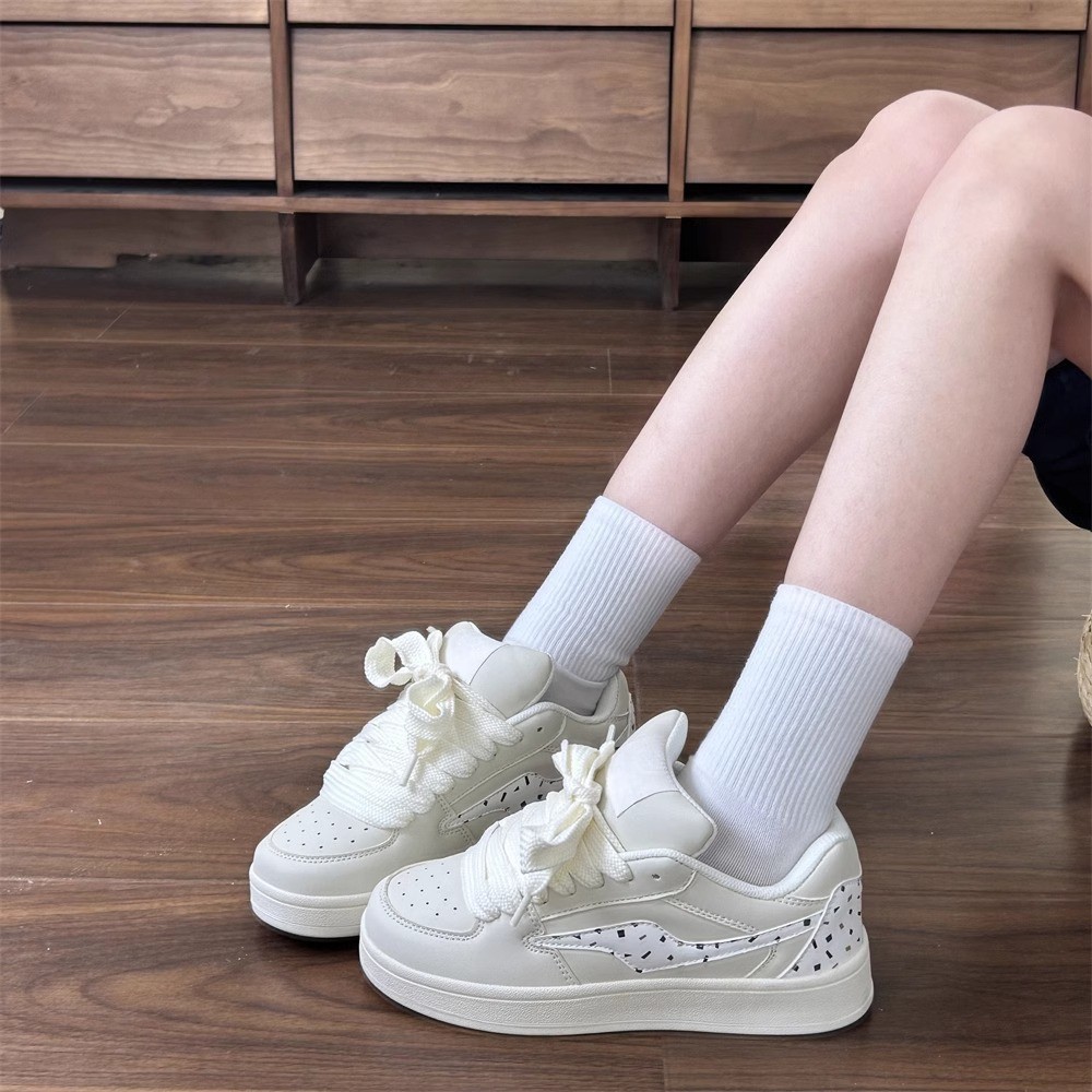 2025 verano y otoño de Hong Kong super caliente pareja de zapatos deportivos casuales con suela gruesa zapatos de pan de estudiantes zapatos blancos pequeños