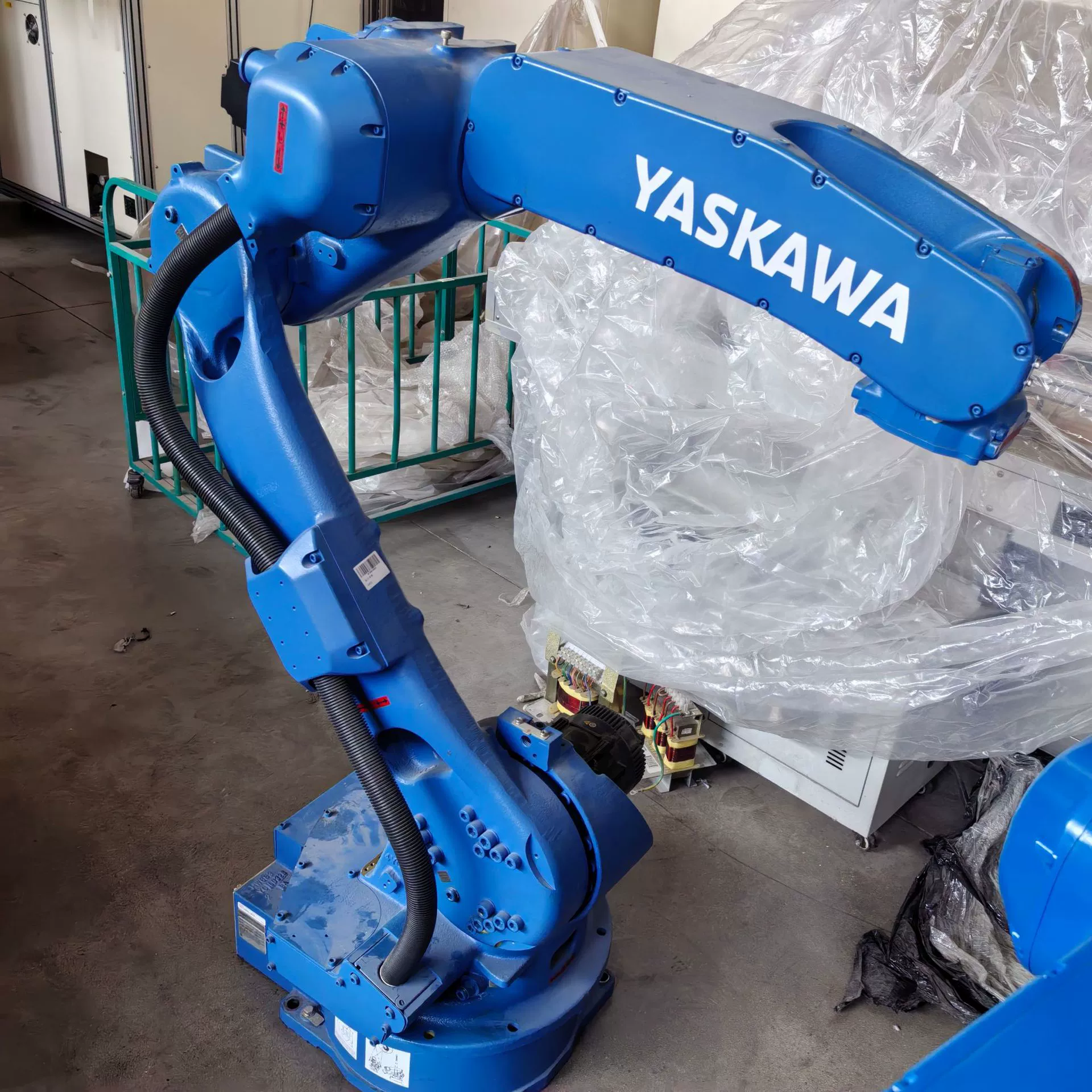 Использованный в употреблении YASKAWA Промышленный робот GP25 сварочный погрузочно-разгрузочный шлифовальный шестиосный механический рычаг YASKAWA